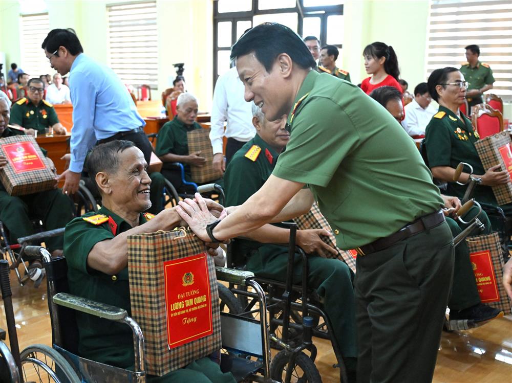 Bộ trưởng Lương Tam Quang trao quà và ân cần hỏi thăm các thương binh, bệnh binh đang điều dưỡng tại Trung tâm.