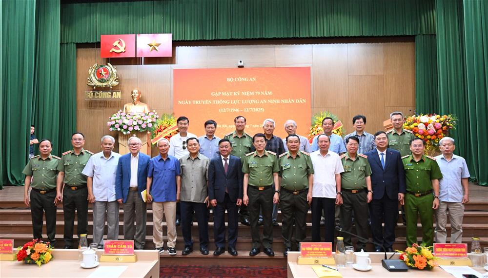 Các đại biểu tại buổi gặp mặt.