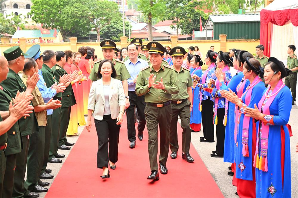 Thứ trưởng Lê Quốc Hùng cùng các đại biểu đến dự Ngày hội.