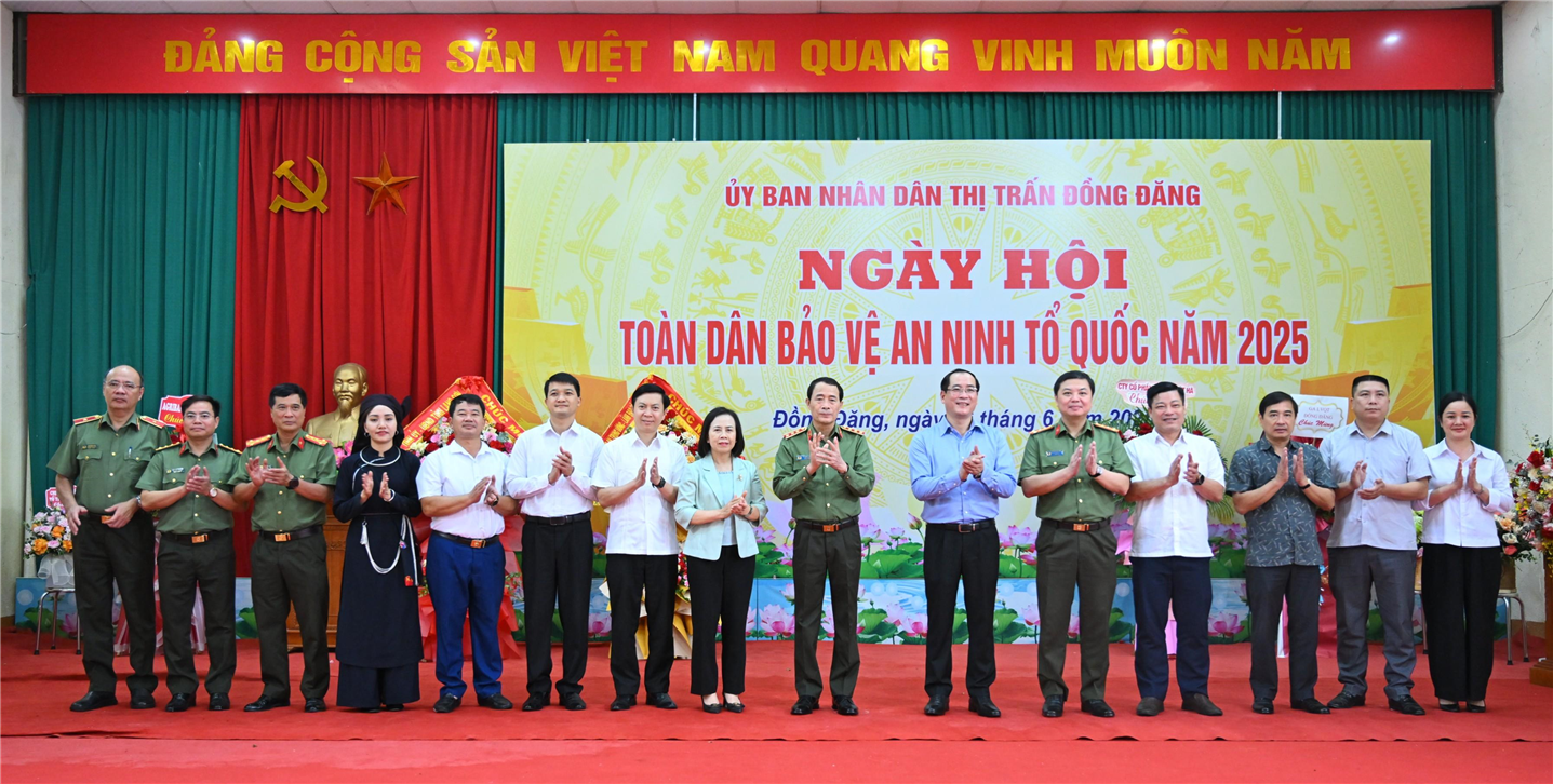 Thứ trưởng Lê Quốc Hùng cùng các đại biểu dự Ngày hội.