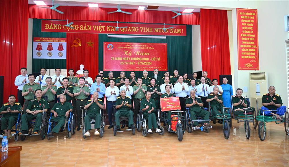 Bộ trưởng Lương Tam Quang và đại biểu chụp hình lưu niệm với các thương binh, bệnh binh đang điều dưỡng tại Trung tâm.