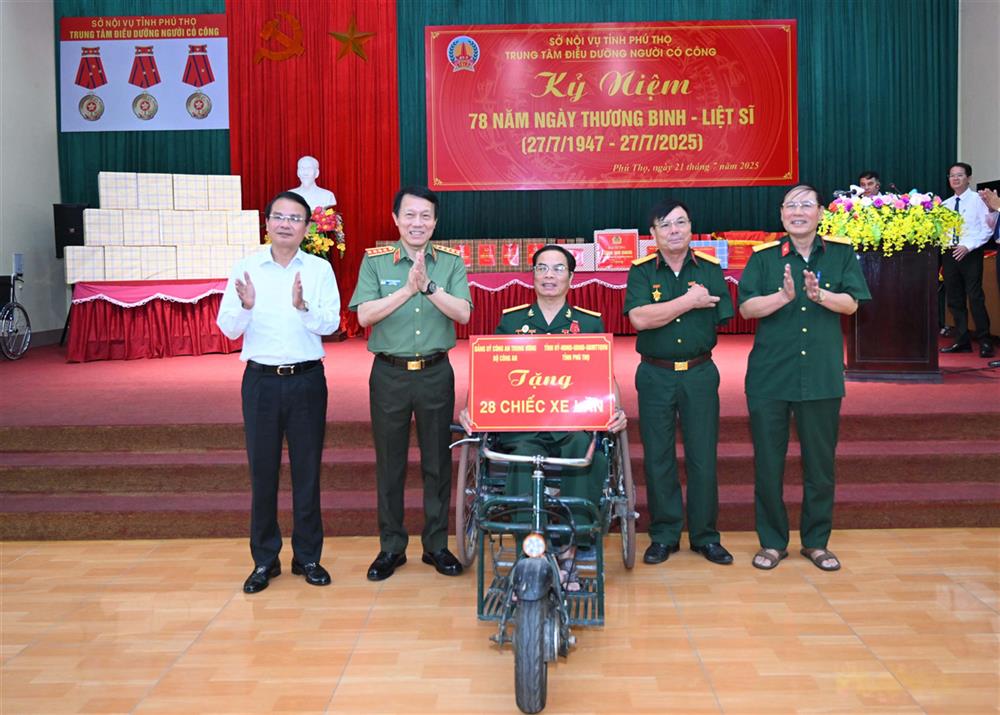 Bộ trưởng Lương Tam Quang tặng quà các thương binh, bệnh binh đang điều dưỡng tại Trung tâm.