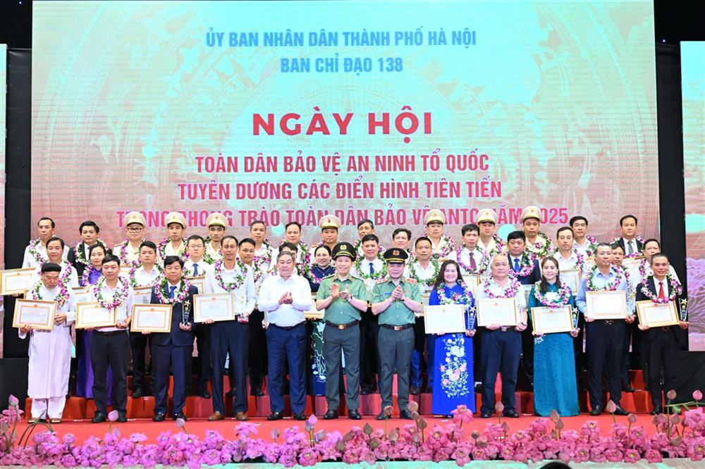 Thứ trưởng Lê Văn Tuyến trao Bằng khen và Kỷ niệm chương tặng các tập thể, cá nhân có thành tích xuất sắc.