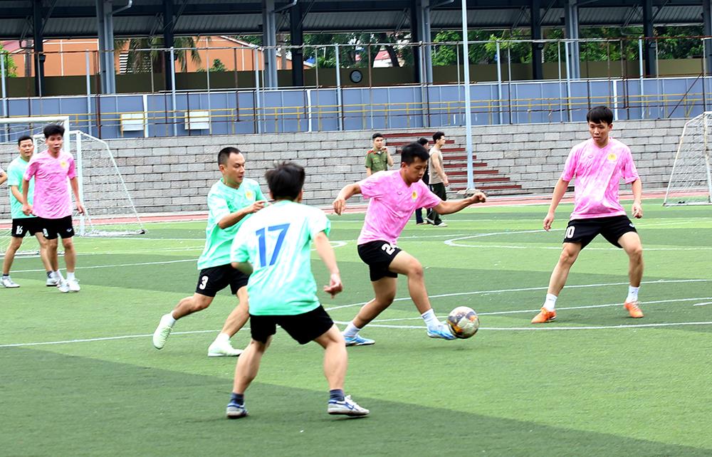 Các đội bóng tranh tài tại giải đấu.