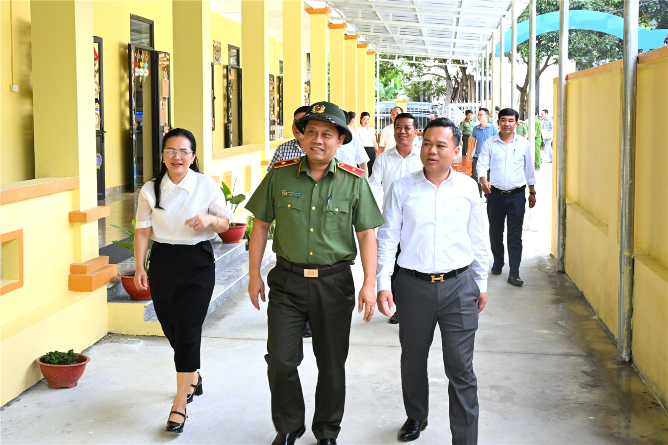 Thiếu tướng Nguyễn Hồng Nguyên và Đoàn công tác kiểm tra tiến độ công trình.