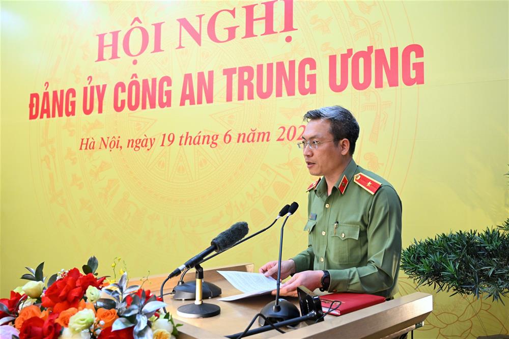 Thiếu tướng Nguyễn Quốc Toản, Ủy viên Đảng ủy CATW, Chánh Văn phòng Bộ Công an trình bày báo cáo tại Hội nghị.