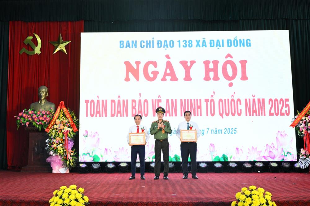 Thứ trưởng Lê Quốc Hùng trao Bằng khen của Bộ Công an cho các tập thể, cá nhân có thành tích trong phong trào TDBVANTQ.