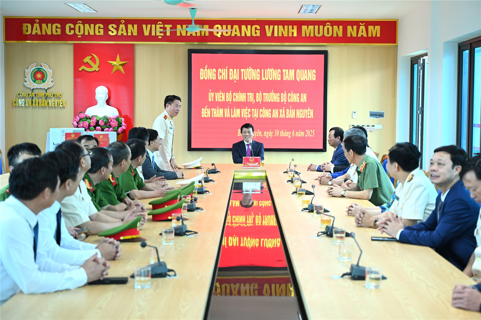 Bộ trưởng Lương Tam Quang thăm, làm việc tại Công an xã Bản Nguyên.