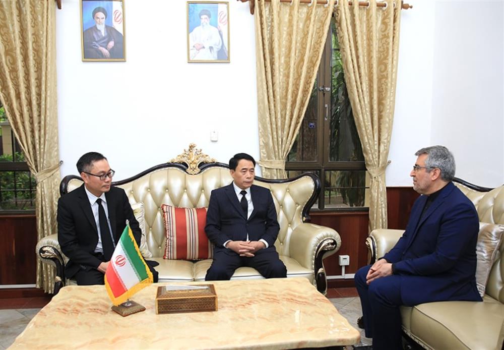 Thứ trưởng Lê Quốc Hùng chia buồn với Đại sứ Iran Ali Akbar Nazari.