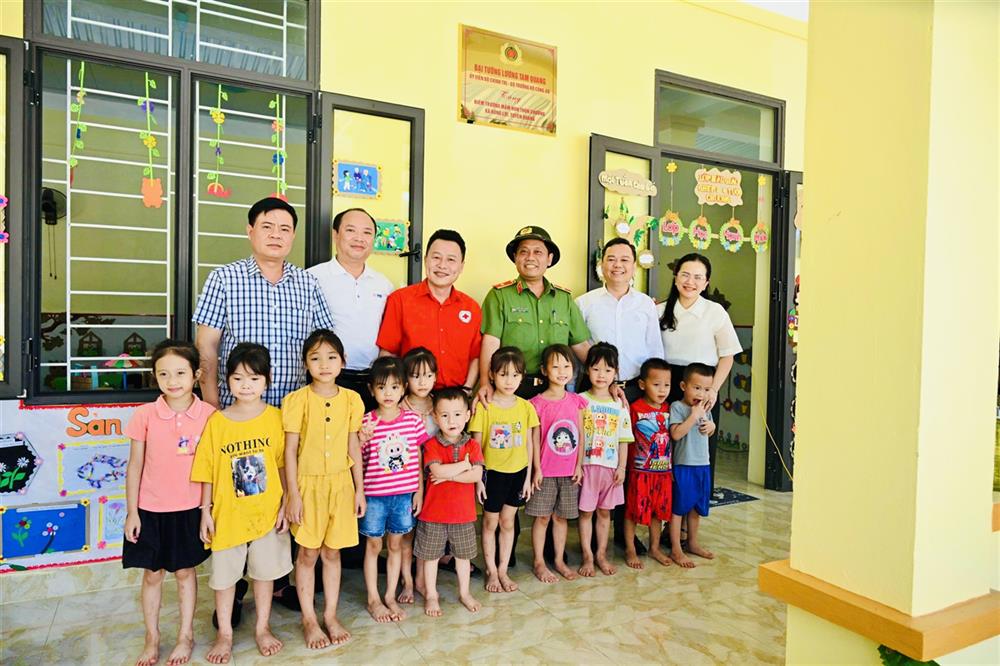 Thiếu tướng Nguyễn Hồng Nguyên và các đại biểu chụp ảnh lưu niệm với cô và trò nhà trường.