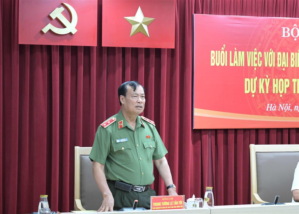 Trung tướng Lê Tấn Tới, Chủ nhiệm Ủy ban Quốc phòng, An ninh và Đối ngoại của Quốc hội trao đổi tại buổi làm việc.