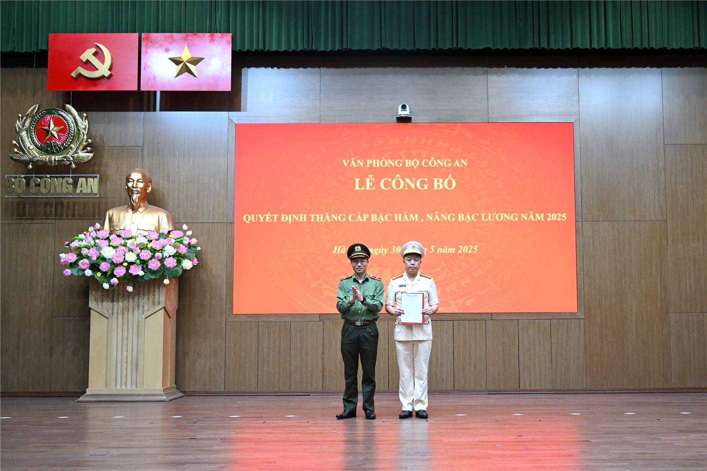 Thiếu tướng Nguyễn Quốc Toản trao quyết định thăng cấp bậc hàm cho Đại tá Nguyễn Trung Hiếu.