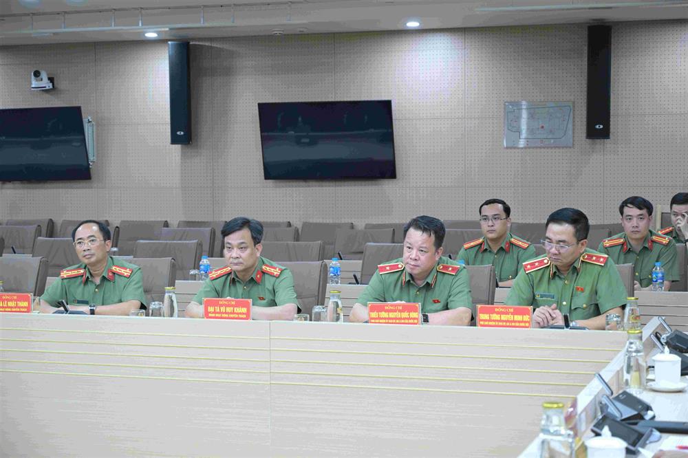 Các đại biểu Quốc hội dự buổi làm việc.