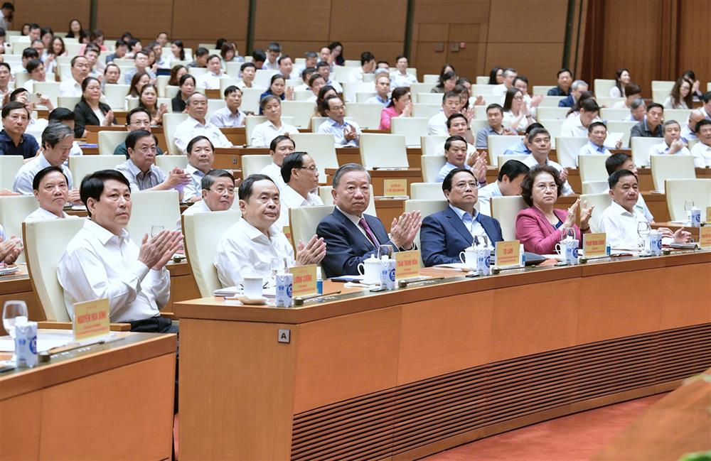 Các đồng chí lãnh đạo Đảng, Nhà nước dự Hội nghị tại Hội trường Diên Hồng.