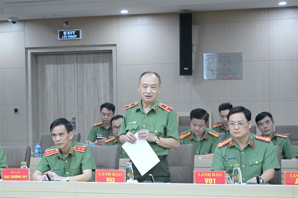 Thiếu tướng Vũ Ngọc Hùng, Phó Cục trưởng Cục Pháp chế và cải cách hành chính, tư pháp báo cáo về tình hình xây dựng các dự án luật do Bộ Công an chủ trì soạn thảo.