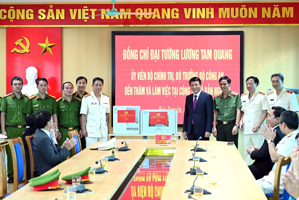 Bộ trưởng Lương Tam Quang tặng quà Công an xã Bản Nguyên.