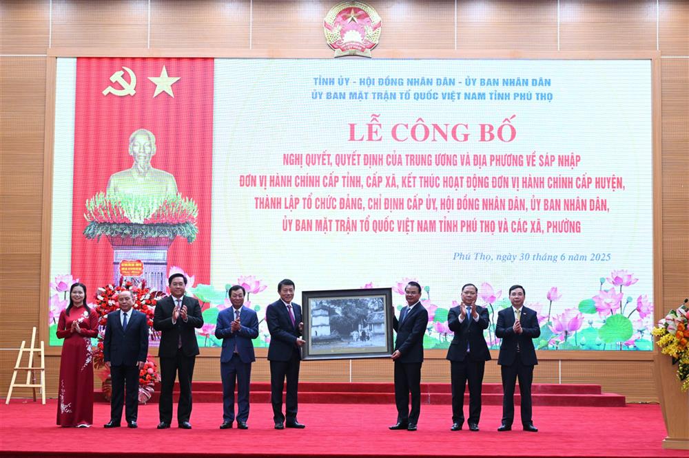 Bộ trưởng Lương Tam Quang trao Bức ảnh Bác Hồ về thăm Đền Hùng lần thứ 2 (ngày 19/8/1962) tặng Đảng bộ, chính quyền và nhân dân các dân tộc tỉnh Phú Thọ.