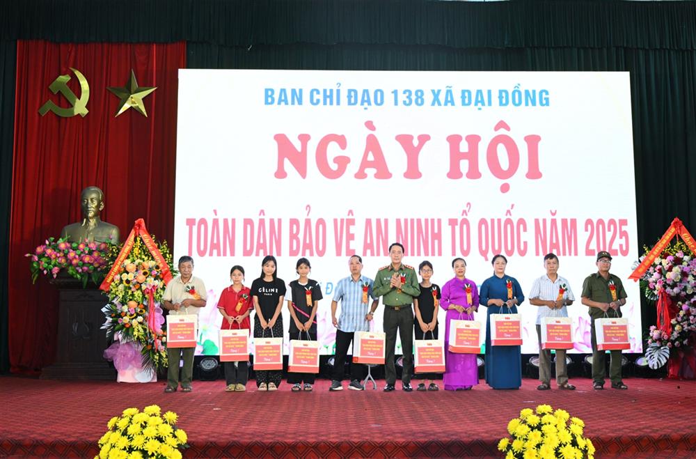 Thứ trưởng Lê Quốc Hùng tặng quà các đối tượng chính sách trên địa bàn.