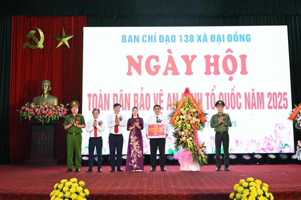 Thứ trưởng Lê Quốc Hùng tặng hoa chúc mừng Đảng bộ, chính quyền và nhân dân xã Đại Đồng.