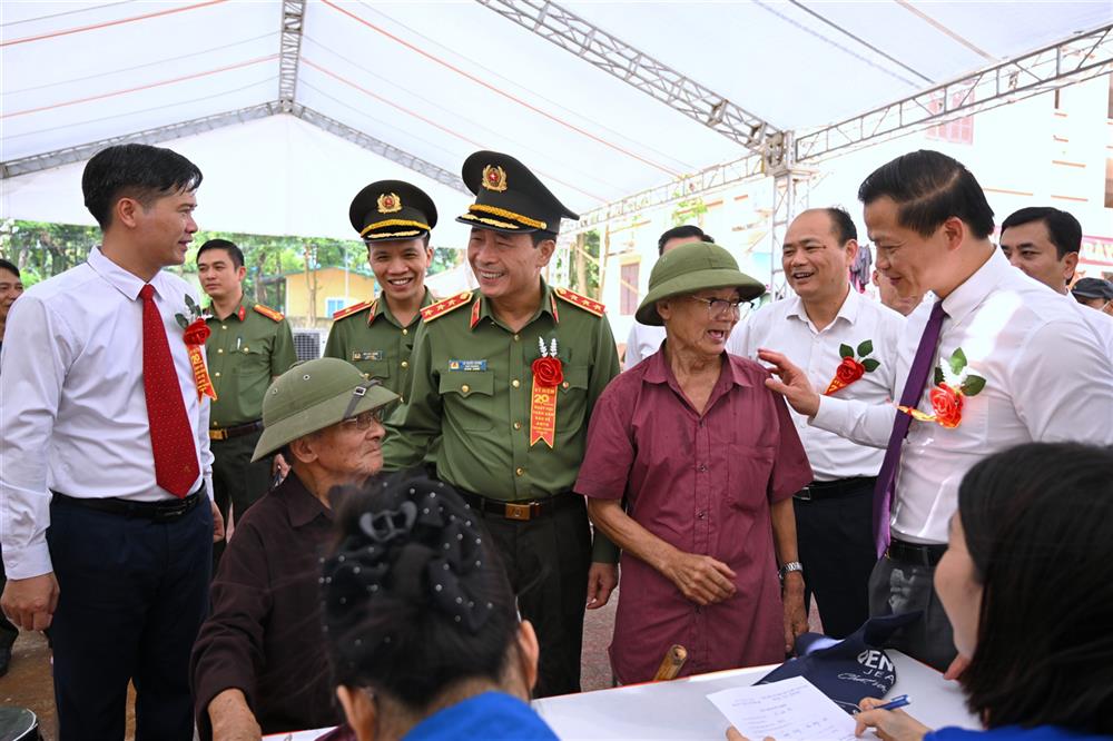 Thứ trưởng Lê Quốc Hùng và các đại biểu thăm, động viên bà con nhân dân xã Đại Đồng tại Ngày hội.