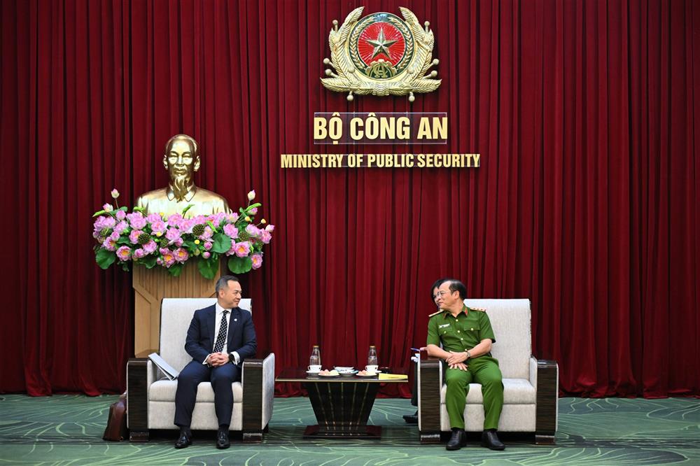 Thứ trưởng Nguyễn Văn Long và Tư lệnh Chu Nhất Minh trao đổi các nội dung hợp tác.