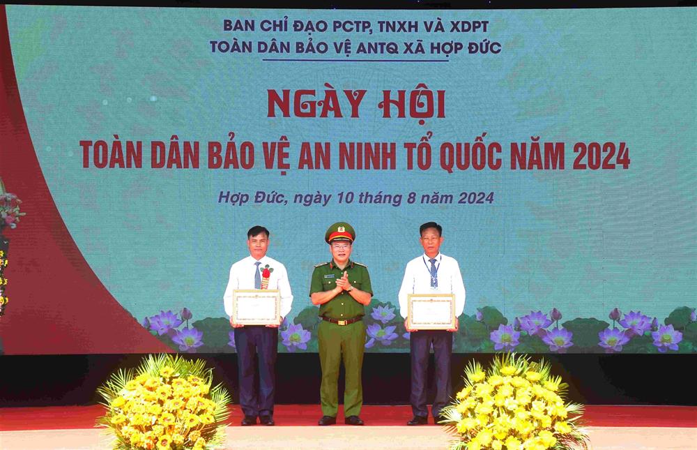 Thứ trưởng Nguyễn Văn Long trao Bằng khen của Bộ Công an cho các tập thể, cá nhân có thành tích xuất sắc trong phong trào TDBVANTQ.