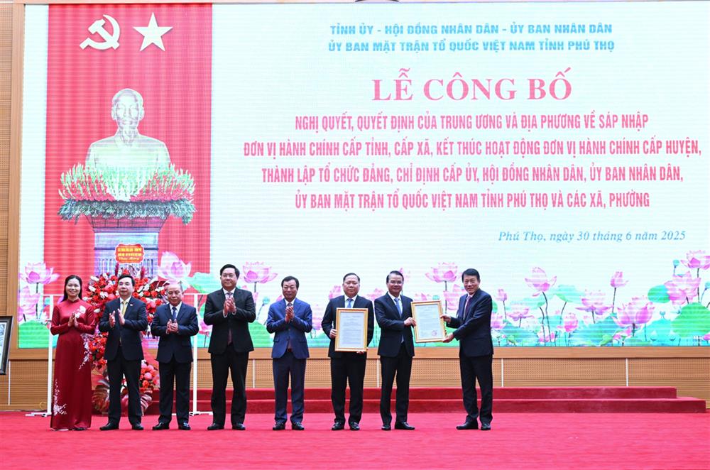 Bộ trưởng Lương Tam Quang trao các nghị quyết của Bộ Chính trị, Ban Bí thư cho Ban Thường vụ Đảng ủy tỉnh Phú Thọ (mới).