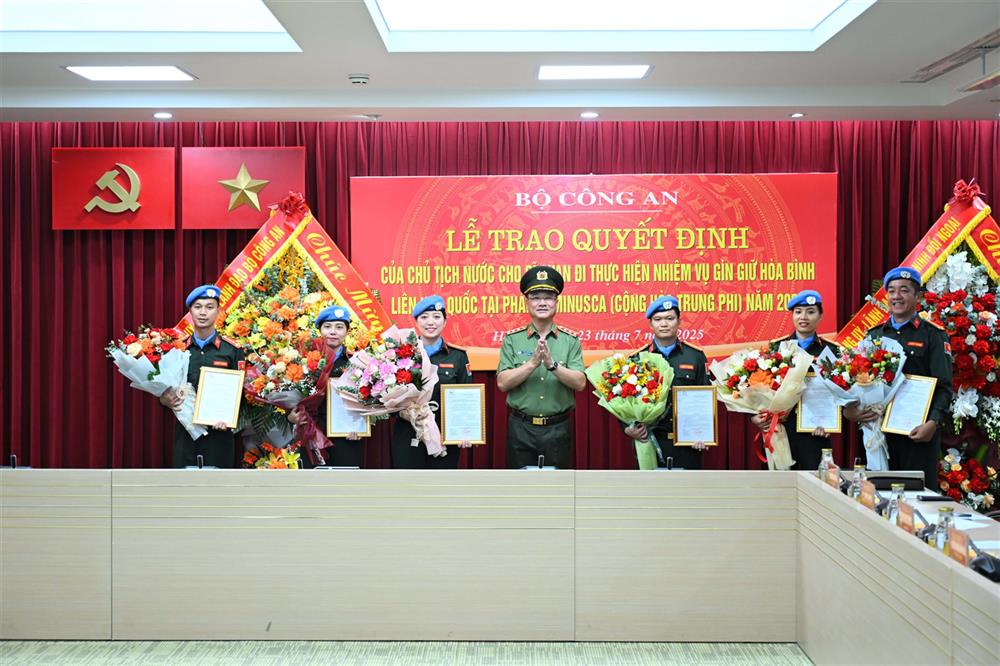 Thừa ủy quyền, Thứ trưởng Phạm Thế Tùng trao Quyết định của Chủ tịch nước cho sĩ quan đi thực hiện nhiệm vụ GGHB LHQ tại Phái bộ MINUSCA.