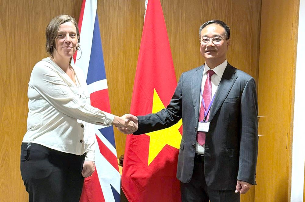 Thứ trưởng Phạm Thế Tùng và Thứ trưởng Jess Phillips.