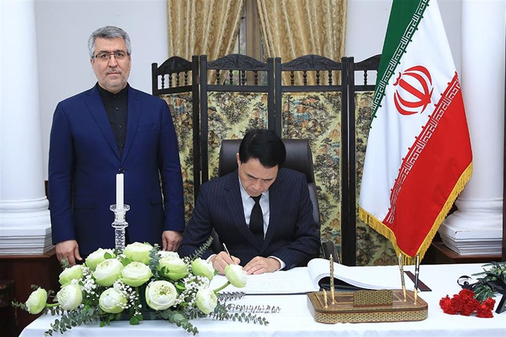 Thứ trưởng Lê Quốc Hùng viết sổ tang tưởng niệm cố Tổng thống Iran Ebrahim Raisi.