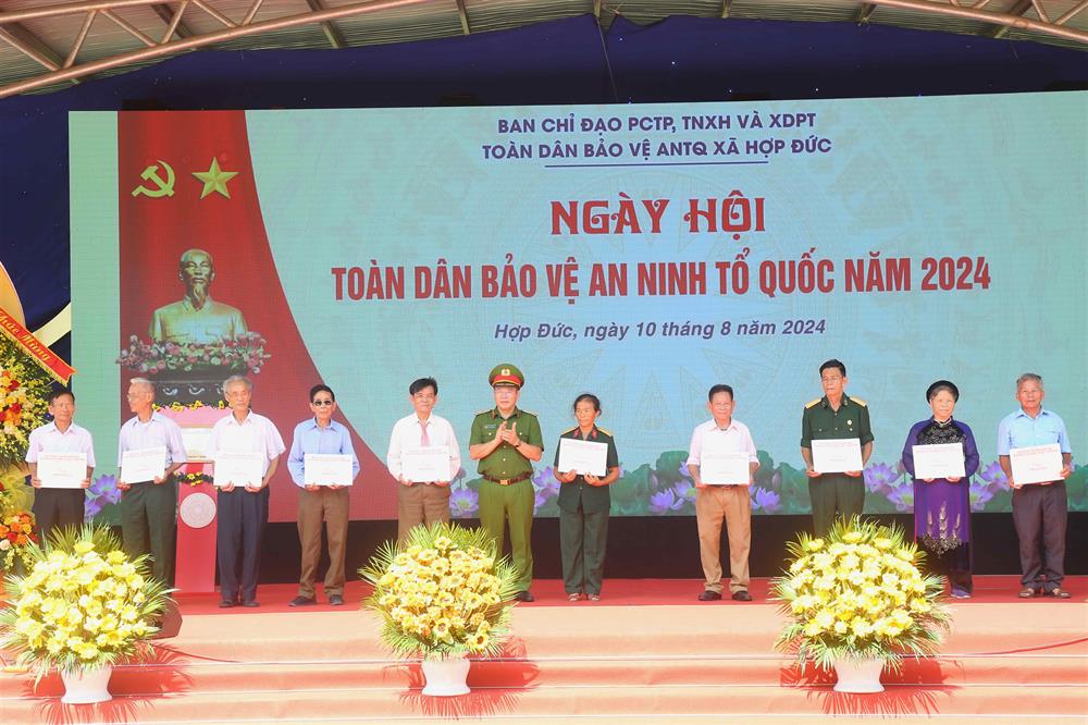 Thứ trưởng Nguyễn Văn Long tặng quà của Bộ Công an cho người có công, gia đình chính sách tại xã Hợp Đức.