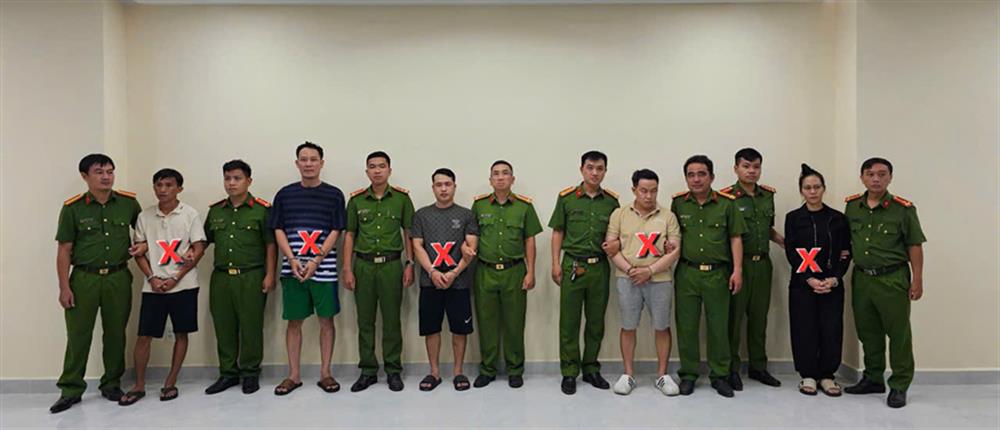 Các đối tượng (x) tại cơ quan Công an.
