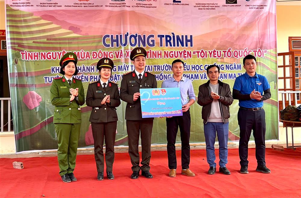 - Đoàn trao tặng 500 đầu sách và 100 áo ấm cho các em học sinh Trường Tiểu học Chiềng Ngàm, huyện Thuận Châu. 