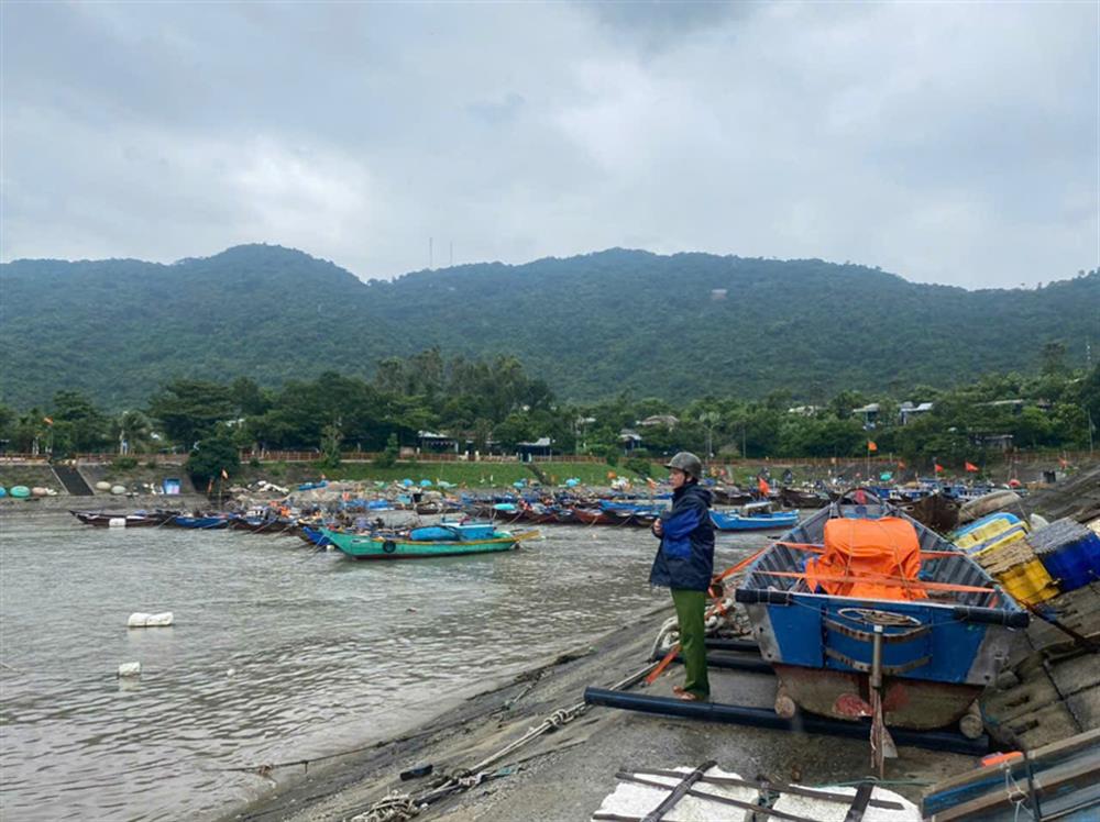 Công an xã đảo Tân Hiệp, TP. Hội An hướng dân người dân di dời tàu thuyền vào âu thuyền.