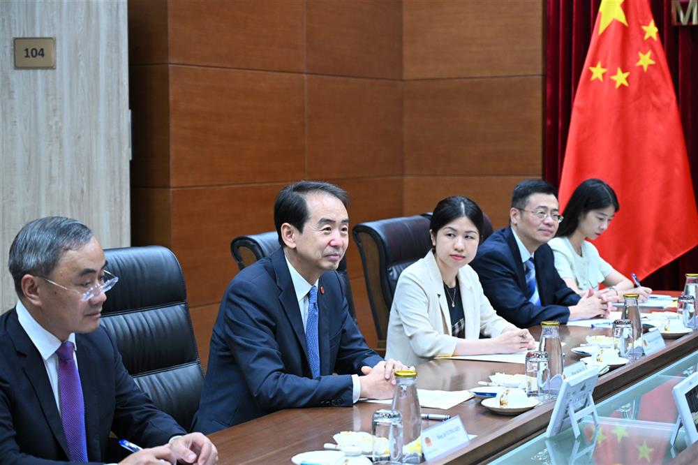 Đại sứ Hà Vĩ phát biểu tại buổi tiếp.