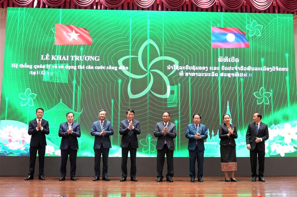 Các đại biểu bấm nút khai trương sử dụng thẻ căn cước công dân công nghệ số.