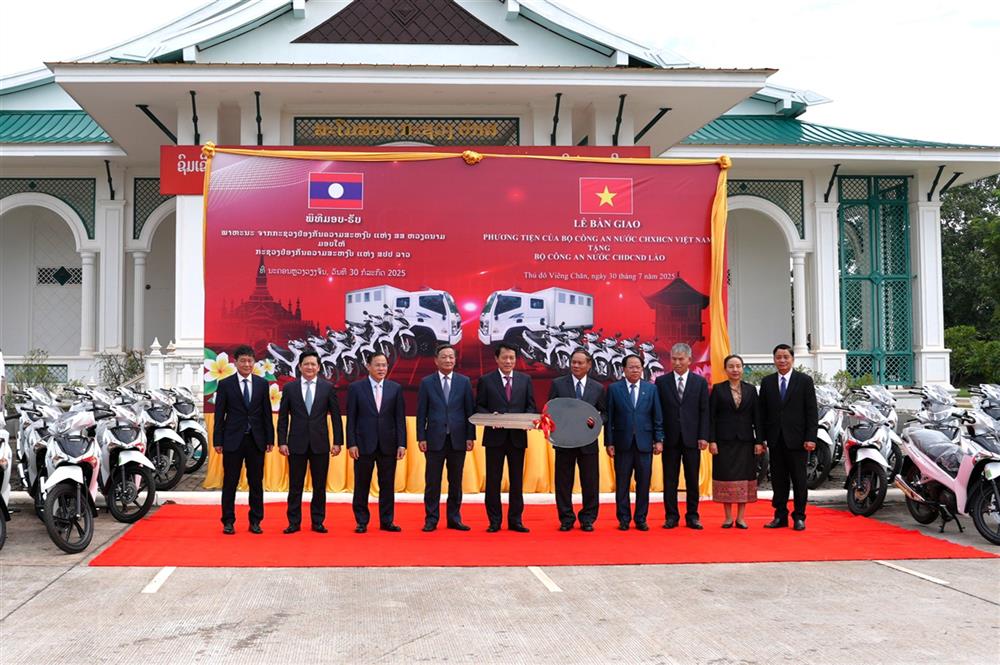 Bộ Công an Việt Nam đã trao tặng cho Bộ Công an Lào một số phương tiện phục vụ công tác công an.