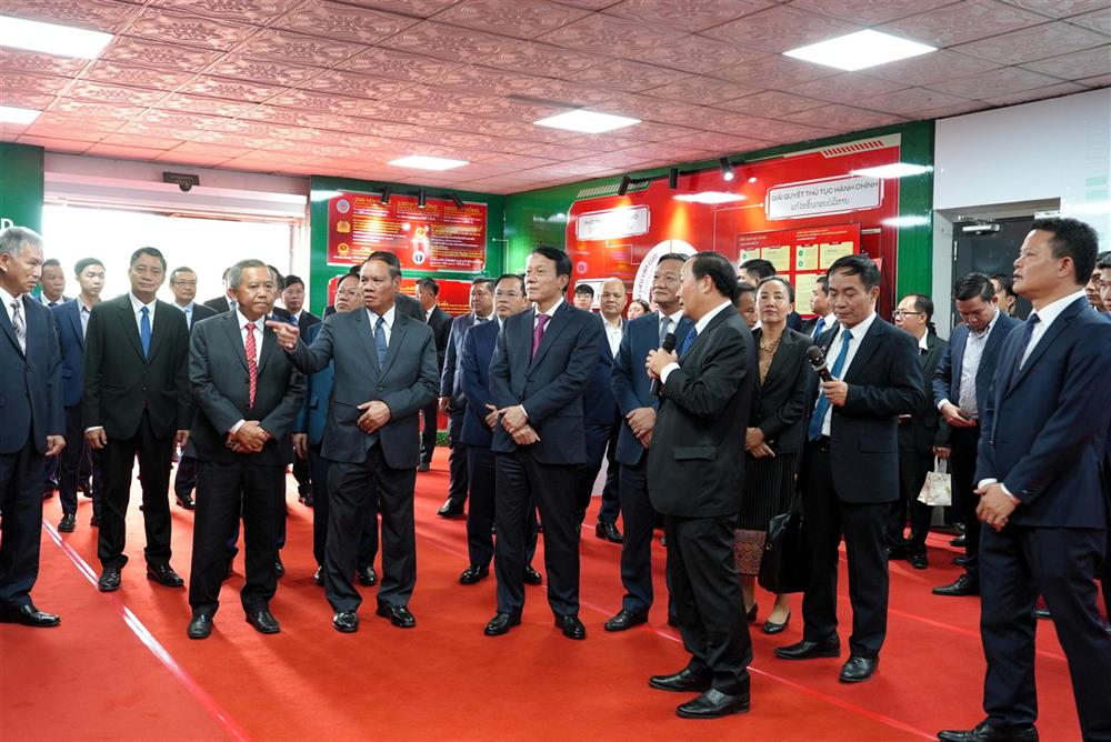 Bộ trưởng Lương Tam Quang thăm Trung tâm dữ liệu và tính năng của thẻ căn cước tại Thủ đô Viêng Chăn.
