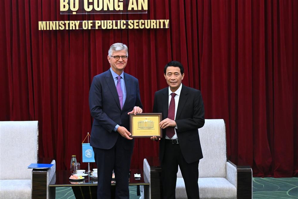 Thứ trưởng Lê Quốc Hùng tặng quà lưu niệm Phó Tổng Thư ký LHQ Jean-Pierre Lacroix.