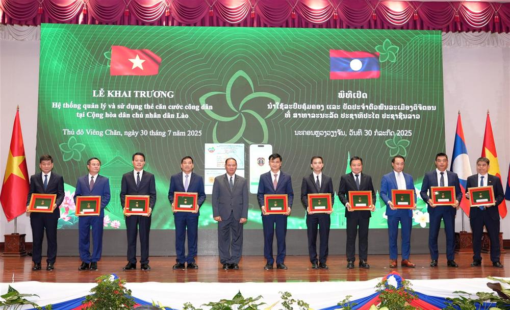 Phó Thủ tướng, Bộ trưởng Bộ Công an Lào Vilay Lakhamphong trao các quyết định khen thưởng cho các tập thể có thành tích xuất sắc trong triển khai dự án.
