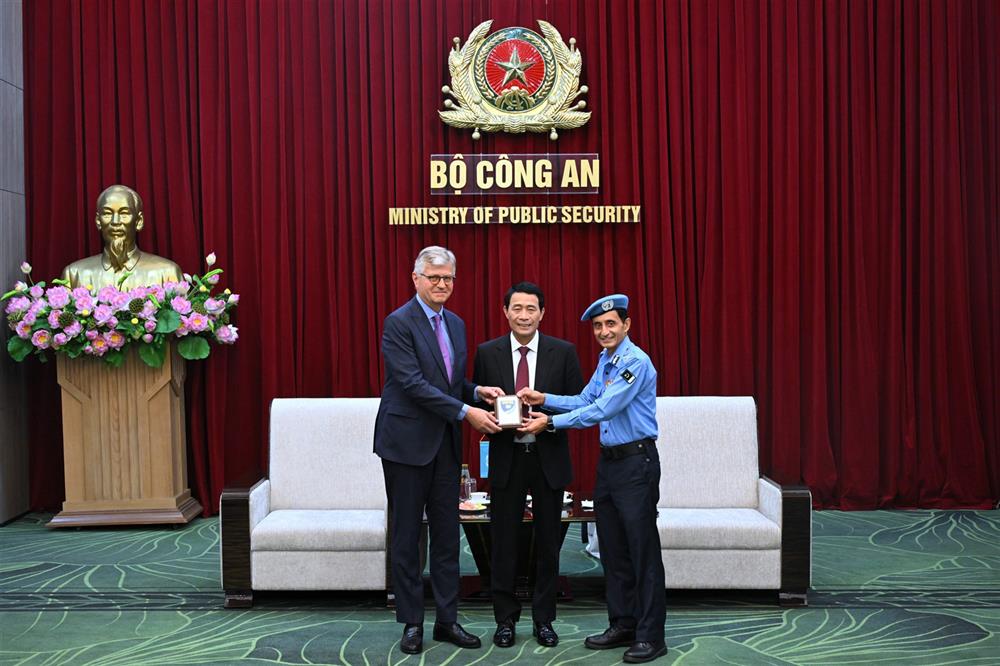Phó Tổng Thư ký LHQ Jean-Pierre Lacroix và Tư lệnh Cảnh sát LHQ Faisal Shahkar tặng quà lưu niệm Thứ trưởng Lê Quốc Hùng.