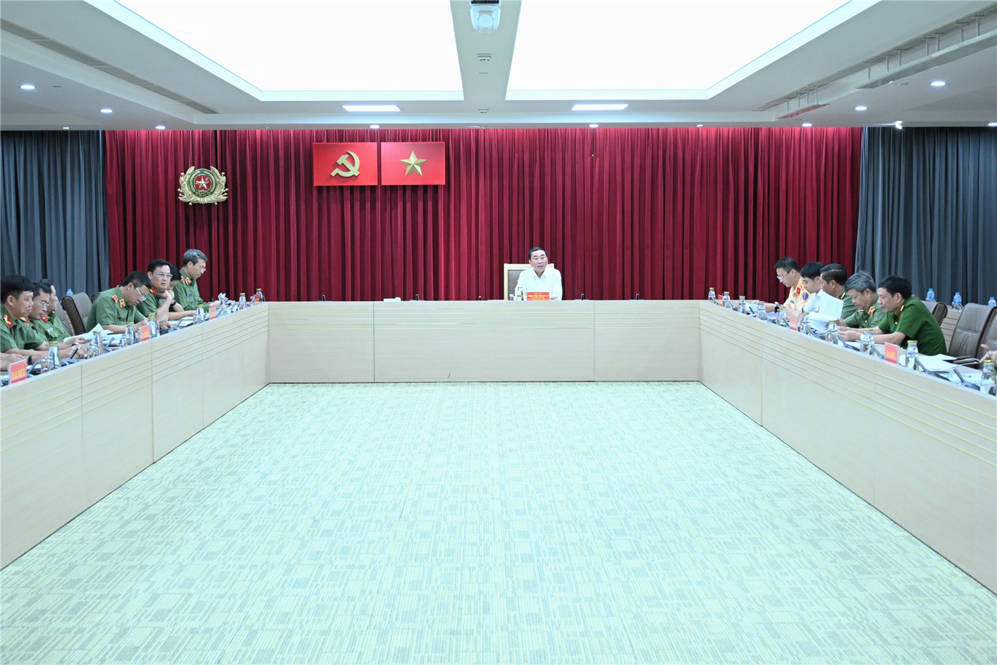 Quang cảnh cuộc họp.