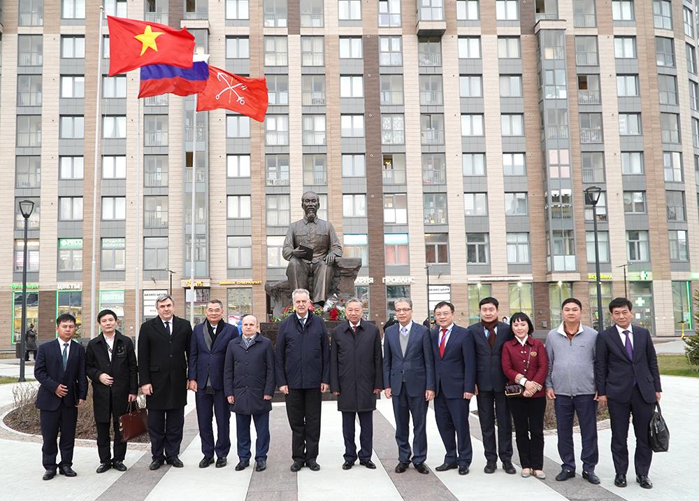 Bộ trưởng Tô Lâm và đoàn công tác đặt hoa tại Tượng đài Chủ tịch Hồ Chí Minh tại TP St. Petersburg.