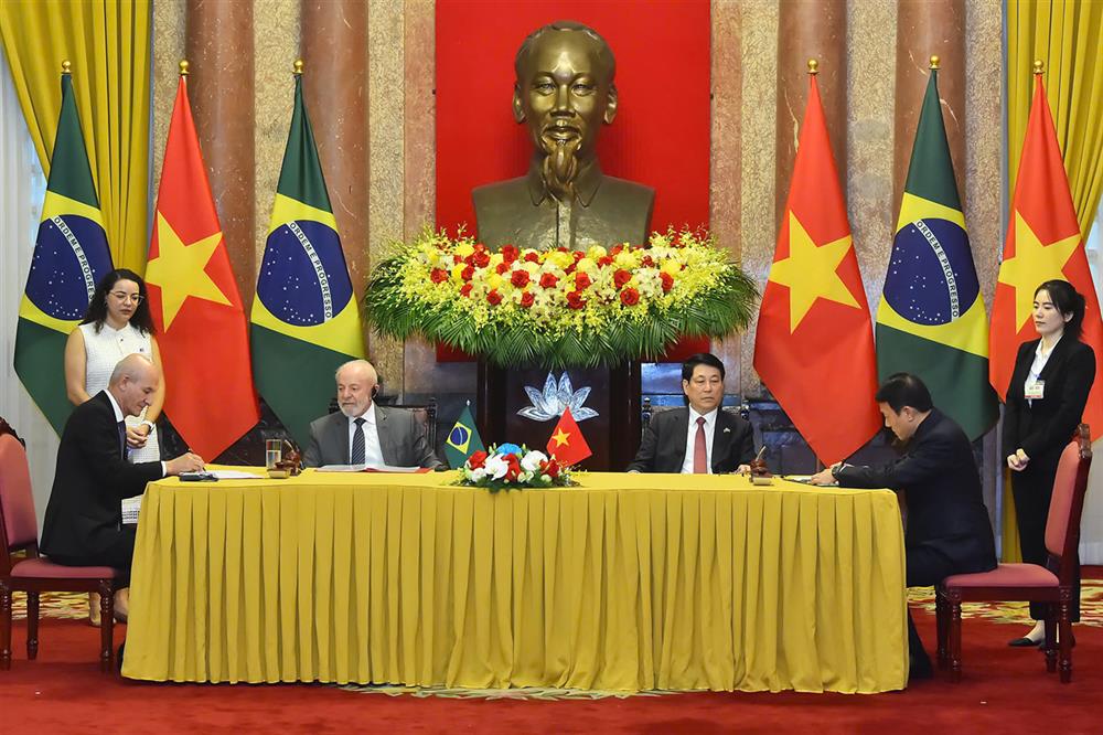 Bộ trưởng Lương Tam Quang và Bộ trưởng, Chủ nhiệm Marcos Antonio Amaro dos Santos ký kết Hiệp định về cùng trao đổi và bảo vệ thông tin mật. 