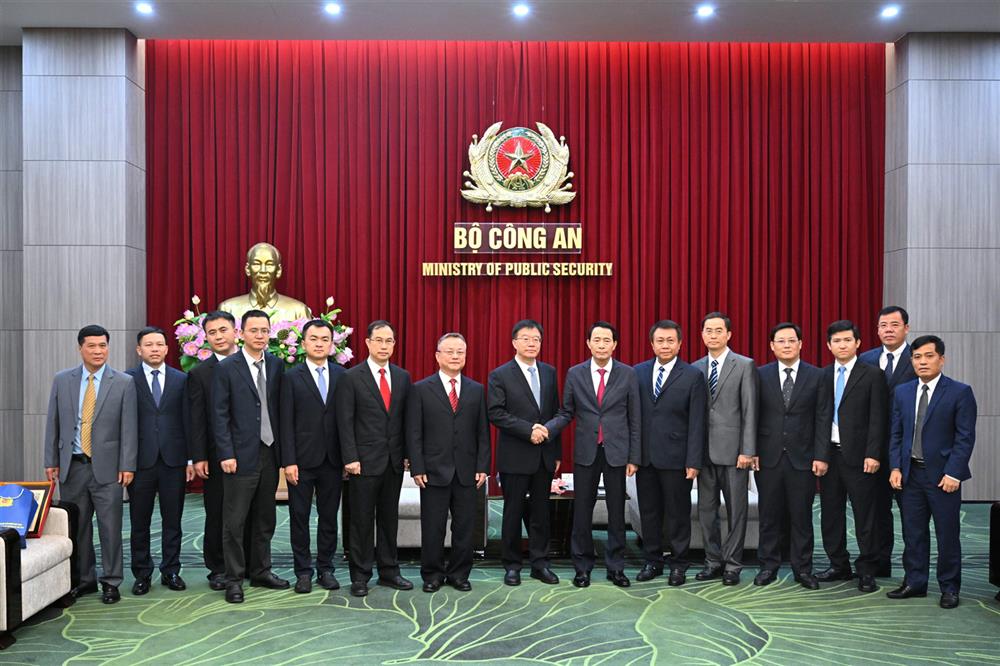 Các đại biểu chụp ảnh lưu niệm.
