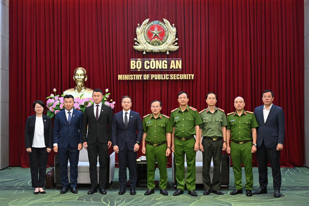 Các đại biểu chụp ảnh lưu niệm.