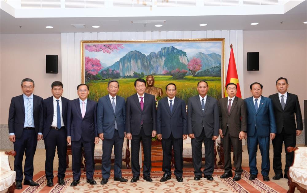 Các đại biểu chụp ảnh lưu niệm.