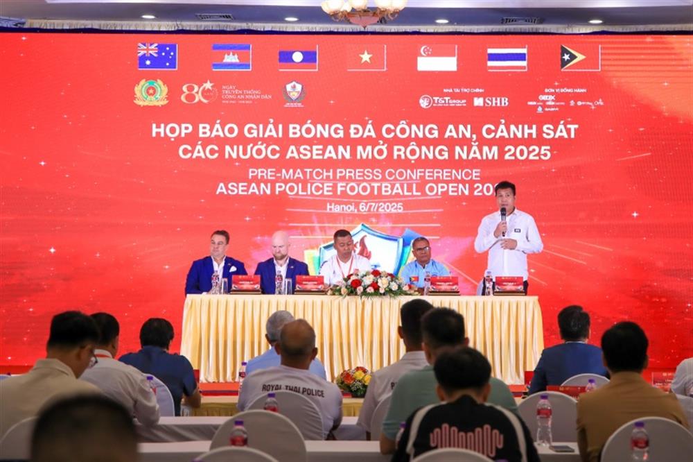 Quang cảnh buổi họp báo.