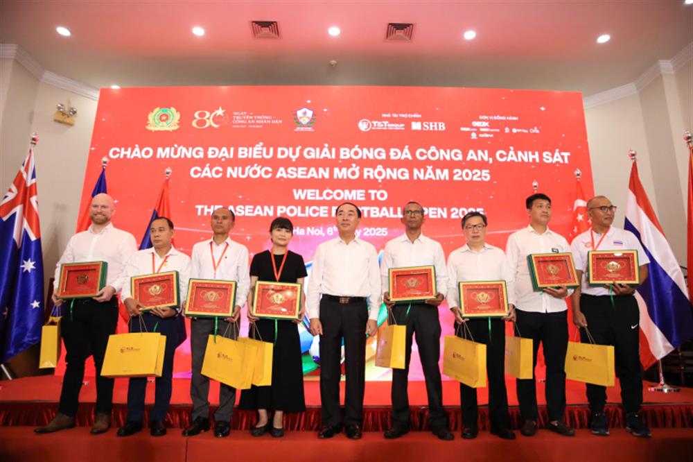 Thứ trưởng Trần Quốc Tỏ tặng quà lưu niệm các đoàn thể thao.