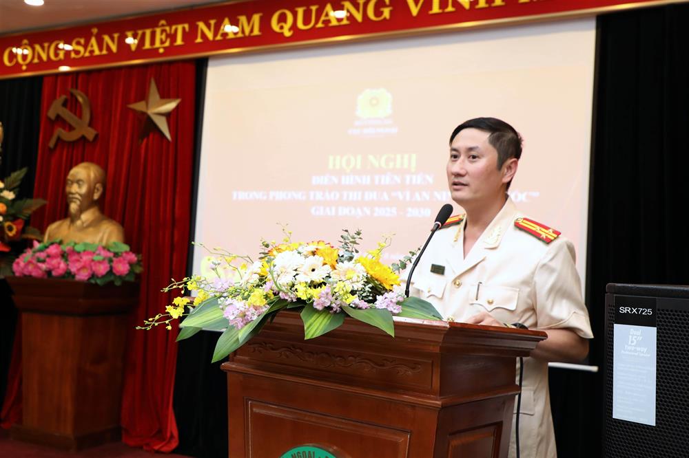 Các đại biểu tham luận tại Hội nghị.
